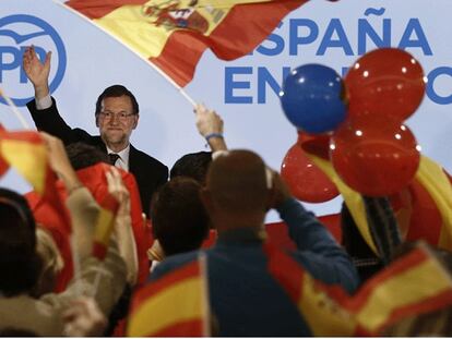 Rajoy saluda a los asistentes al mitín celebrado en Pamplona.