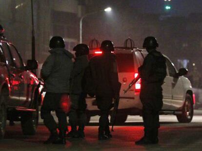 Miembros de las fuerzas de seguridad de Afganistán llegan al lugar del atentado.