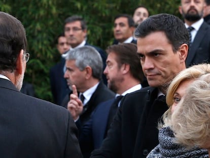 Tras el tenso debate de este lunes, Rajoy y Sánchez se saludan en el funeral por los dos policías muertos en Afganistán.