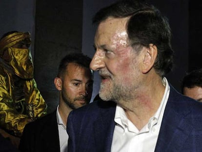 El presidente del Gobierno, Mariano Rajoy, tras ser agredido por un joven de 17 años en plena calle de Pontevedra.