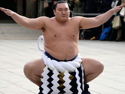 Un campeón de sumo saluda el nuevo año en Japón