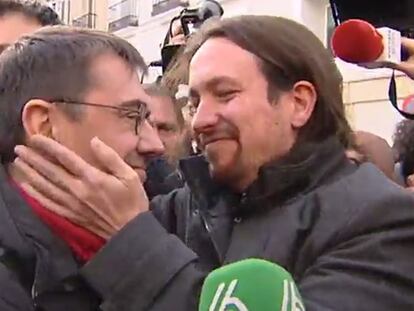 Pablo Iglesias sale del Congreso entre llanto, besos y abrazos