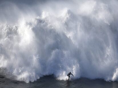 Surfeando sobre olas de 15 metros