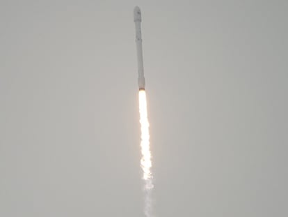 El cohete Falcon9 explota al aterrizar en una plataforma flotante en el mar