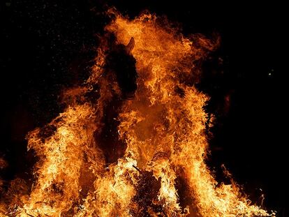 Un caballo atravesando las llamas.