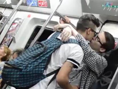 ¿Cómo reaccionan los argentinos cuando ven a dos hombres besarse?