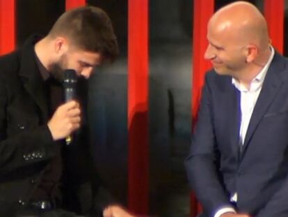 Gerard Piqué llora al recoger el premio al mejor deportista catalán 2015.