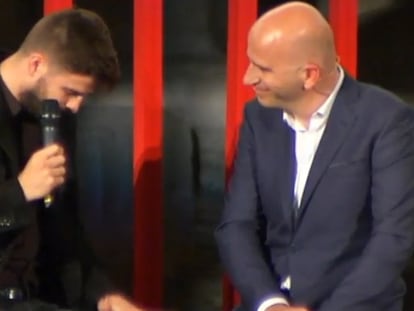 Gerard Piqué llora al recoger el premio al mejor deportista catalán 2015.