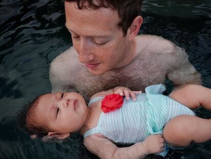 Mark Zuckerberg enseña a nadar a su hija y lo publica en Facebook
