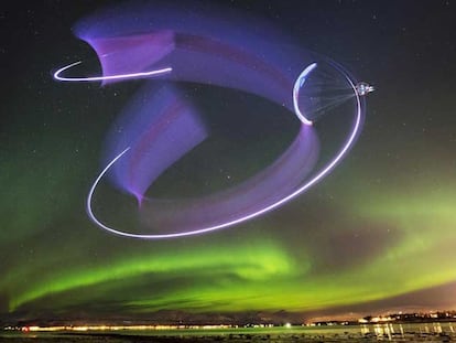 Parapente entre la aurora boreal