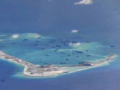 Una de las islas artificales creadas por China recientemente (REUTERS) / Vídeo: Los problemas invisibles de la tierra (REUTERS-Live)