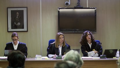 Las magistradas Samantha Romero, Rocío Martín y Elonor Moyá.