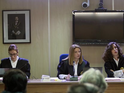 Las magistradas Samantha Romero, Rocío Martín y Elonor Moyá.