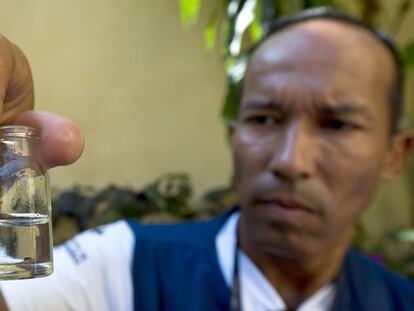 Un empleado de salud pública recoge larvas del mosquitos que transmite el zika en Sao Paulo.
