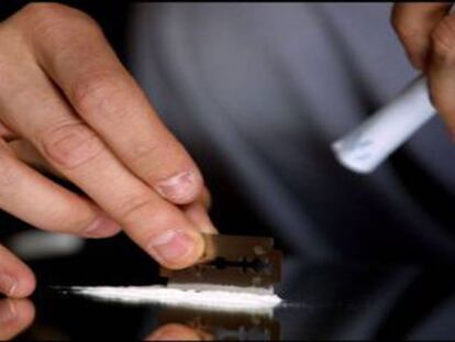 Una persona prepara una dosis de cocaína para esnifarla