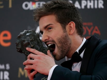 Pablo Alborán posa con su Goya tras la gala de premios.