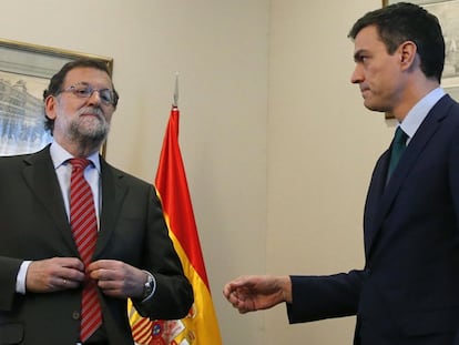 Rajoy niega el saludo a Pedro Sánchez, antes de la reunión.