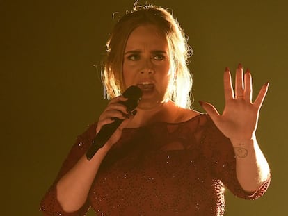 Adele, durante su actuación en los Grammy.