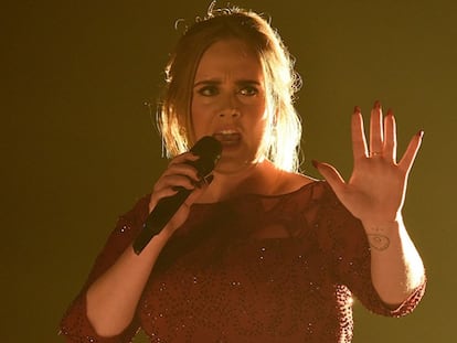 A cantora Adele, durante o 58º Grammy.