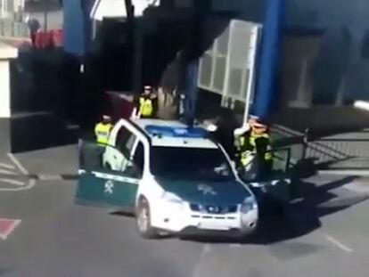 Video: A driver of a stolen Civil Guard car is stopped at the border.