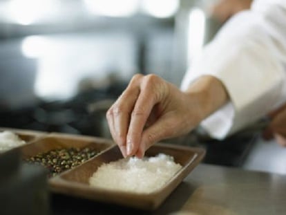 La sal se debe consumir en cantidades muy pequeñas, pero tampoco se debe eliminar del todo de la dieta.