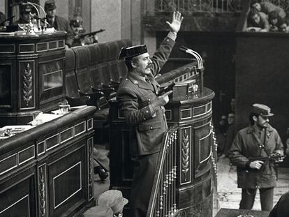 El teniente coronel de la Guardia Civil Antonio Tejero, en la tribuna del Congreso de los Diputados en el golpe de Estado del 23-F.