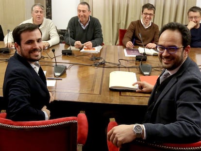 Alberto Garzón y Antonio Hernando, este lunes en el Congreso.