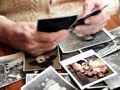 Una mujer revisa sus fotografías.