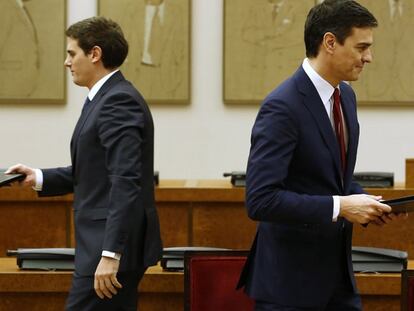 Los líderes de Ciudadanos y PSOE, Albert Rivera y Pedro Sánchez, tras firmar en el Congreso su acuerdo.
