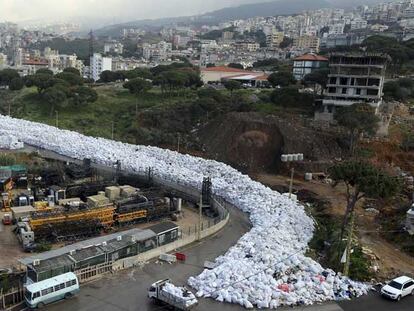 O rio de lixo que afoga Beirute