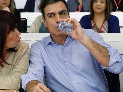 El secretario general del PSOE, Pedro Sánchez, y la presidenta, Micaela Navarro, durante el Comité Federal extraordinario celebrado este lunes.