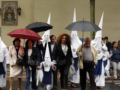 Penitentes de la Hermandad de "Los Negritos" durante la Semana Santa de Sevilla, en 2011. Foto REUTERS/Marcelo del Pozo