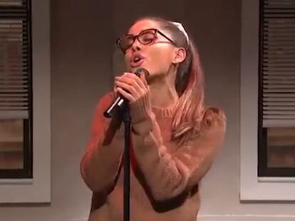 Ariana Grande imita a Shakira y Rihanna en ‘Saturday Night Live’