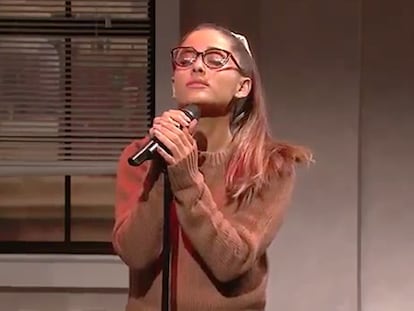 Ariana Grande canta por Whitney Houston en 'Saturday Night Live'.