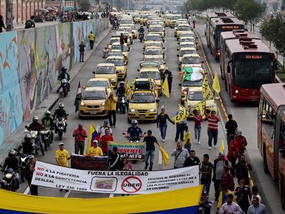 Un grupo de taxistas protestó contra Uber este lunes en Bogotá.