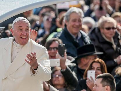 El papa Francisco saluda los feligreses desde papamóvil a su llegada a la audiencia general de los miércoles