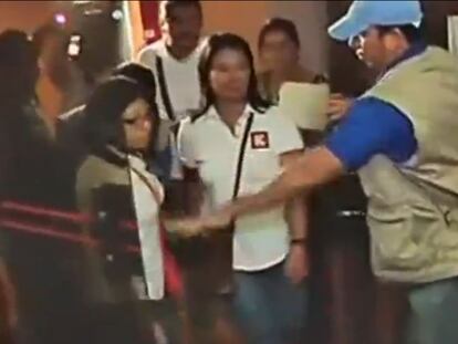 Keiko Fujimori al salir del hotel en Tacna (Perú).