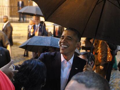 Obama saluda a un grupo de cubanos en su paseo por La Habana.