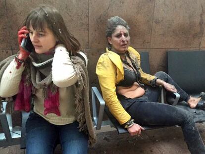 Una persona herida en un banco en el aeropuerto de Zaventem, en Bruselas.