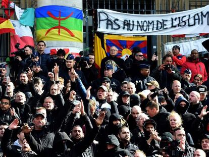 <b>ALDARULLS EN L'HOMENATGE A LES VÍCTIMES</b> La policia ha dispersat els radicals que han irromput en l'acte a Brussel·les.