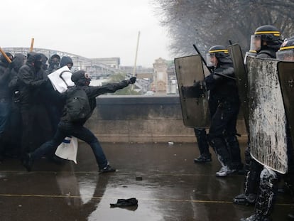 La policía francesa se enfrenta a un grupo de manifestantes durante una manifestación en París contra las reformas de la ley laboral gala.