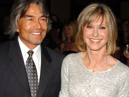 Como o namorado de Olivia Newton-John se escondeu por 11 anos