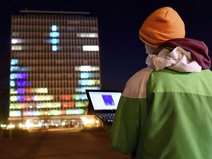 Merlin Koetzing juega al Tetris en su ordenador y sus acciones se reflejan en el edificio de la universidad de Kiel (Alemania), el pasado 22 de marzo.