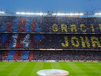 Mosaic del Camp Nou en homenatge a Cruyff.