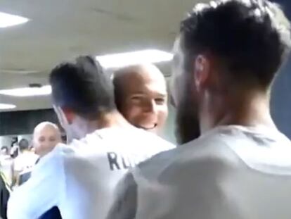 Zidane se abraza con Cristiano en el vestuario.