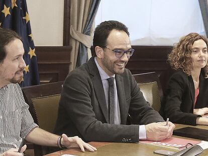 El líder de Podemos, Pablo Iglesias (izq.), y el portavoz socialista, Antonio Hernando (c), en la reunión de este jueves con Ciudadanos.