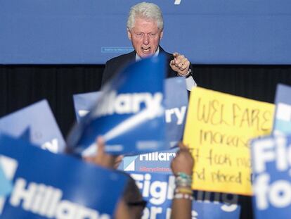 Bill Clinton responde a unos manifestantes en Filadelfia (EE UU).