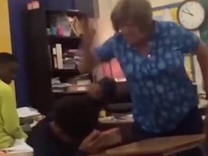 La profesora durante la agresión a su estudiante.