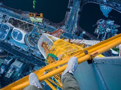 Uno de los escaladores, tras trepar la torre de 555 metros.