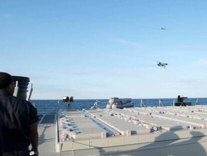 Dos aviones de combate rusos sobrevuelan un navío de EE UU